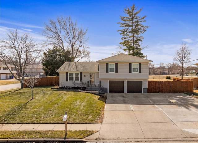 Property at 915 W Forest Dr, Olathe, KS 66061, 3 beds, 2 baths