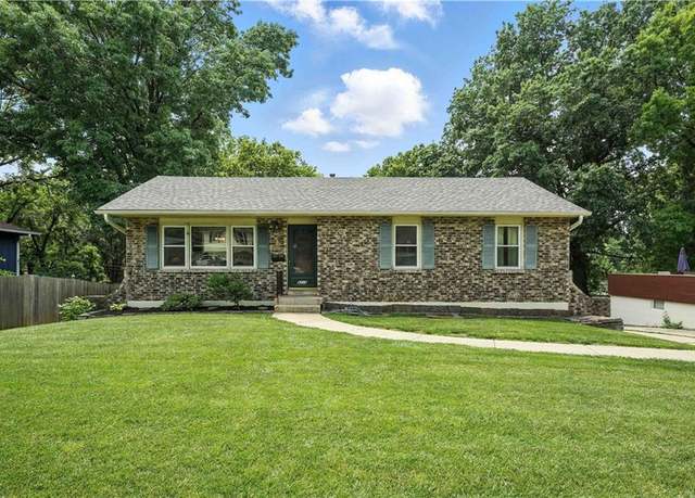 Property at 9215 W 76th St, Overland Park, KS 66204, 3 beds, 2.5 baths