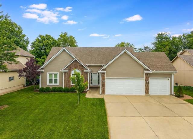 Property at 418 SW Brielle Ln, Lee's Summit, MO 64082, 3 beds, 3 baths
