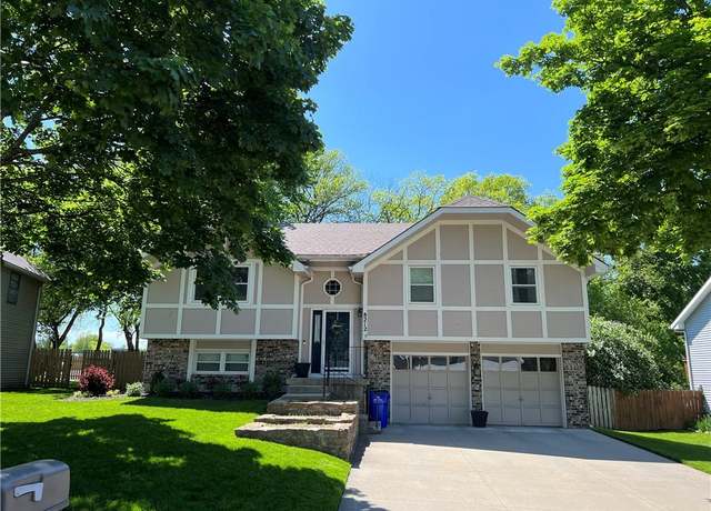 Property at 8212 Twilight Ln, Lenexa, KS 66219, 3 beds, 2 baths