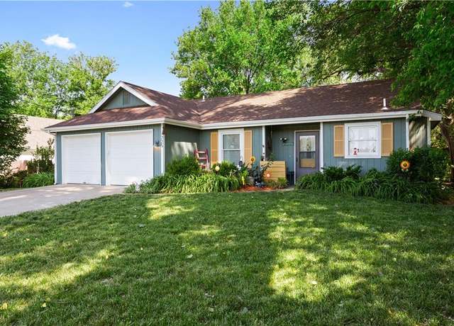 Property at 725 Lyon St, Lawrence, KS 66044, 3 beds, 1 bath
