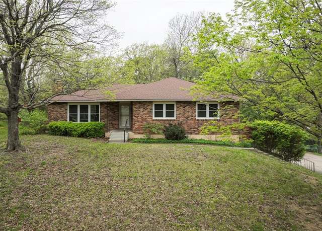 Property at 1422 Grandview Dr, Warrensburg, MO 64093, 4 beds, 3 baths