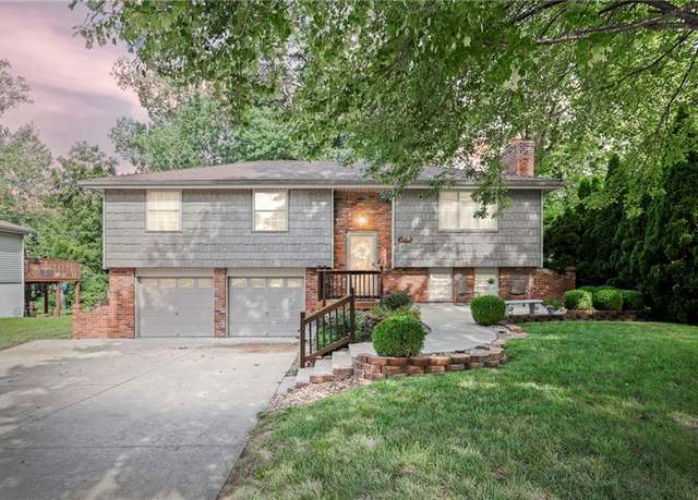 Property at 1332 Park Ln, Liberty, MO 64068, 3 beds, 2.5 baths