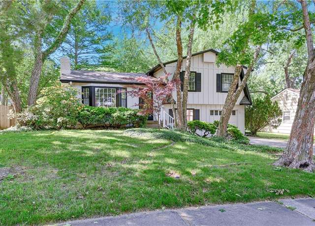 Property at 7721 W 96th St, Overland Park, KS 66212, 3 beds, 2 baths
