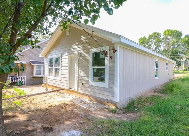 Property at 325 W Market St, Warrensburg, MO 64093, 3 beds, 2 baths