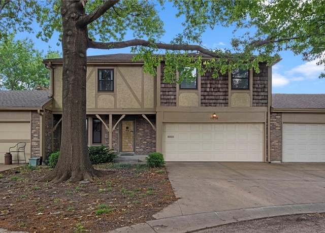 Property at 11008 W 95th Ter, Overland Park, KS 66214, 3 beds, 2.5 baths