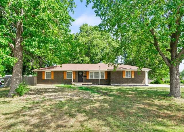 Property at 840 W Larkspur St, Olathe, KS 66061, 3 beds, 2.5 baths