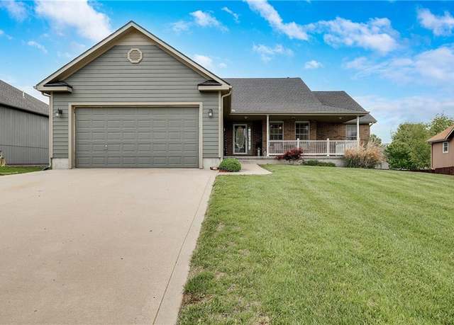 Property at 2211 Valley View Dr, Tonganoxie, KS 66086, 3 beds, 2 baths