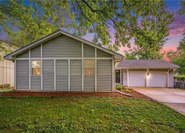 Property at 2004 E Wyandotte St, Olathe, KS 66062, 3 beds, 2 baths