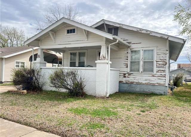 Property at 1217 W 5th St, Coffeyville, KS 67337, 2 beds, 1 bath
