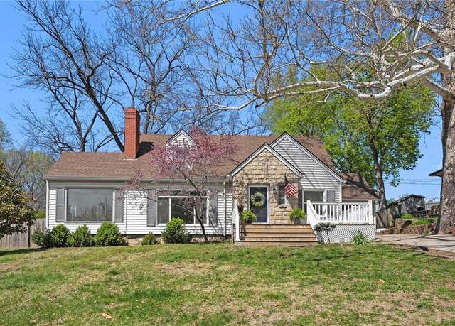 Property at 314 NE Park Cir, Kansas City, MO 64116, 3 beds, 1.5 baths