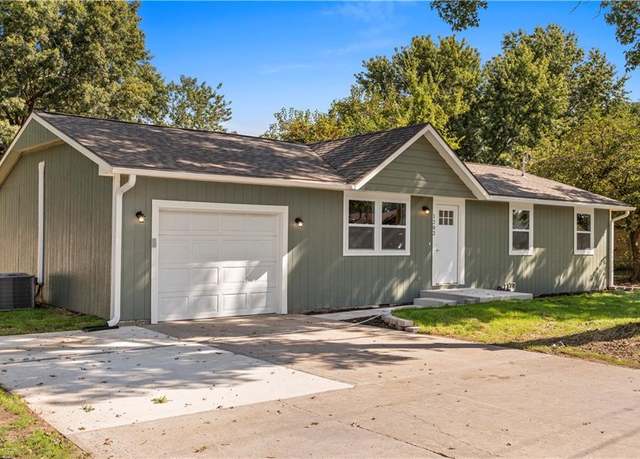 Property at 1202 E 11th St, Lamar, MO 64759, 3 beds, 1 bath