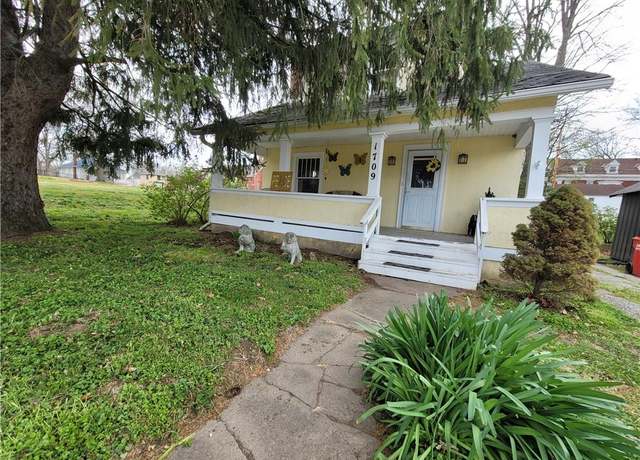 Property at 1709 Washington Ave, Lexington, MO 64067, 3 beds, 2.5 baths