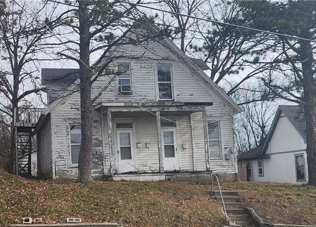 Property at 403 S Main St, Carrollton, MO 64633, 3 beds