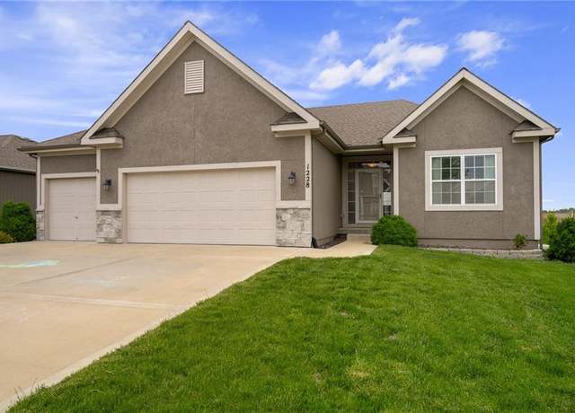 Property at 1228 NW 95th St, Kansas City, MO 64155, 4 beds, 3 baths
