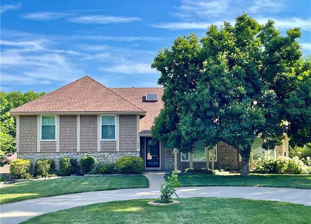 Property at 804 Tam O'shanter Dr, Kansas City, MO 64145, 4 beds, 4 baths