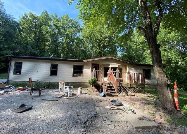 Property at 801 Roosevelt Ave, St Joseph, MO 64505, 3 beds, 2 baths