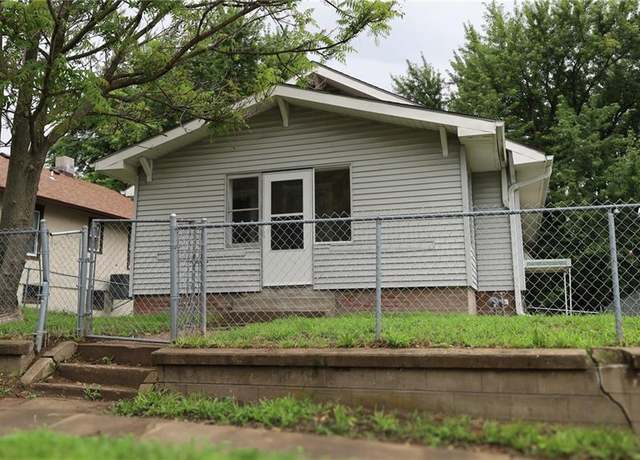 Property at 16 E Hyde Park Ave, St Joseph, MO 64504, 3 beds, 1 bath