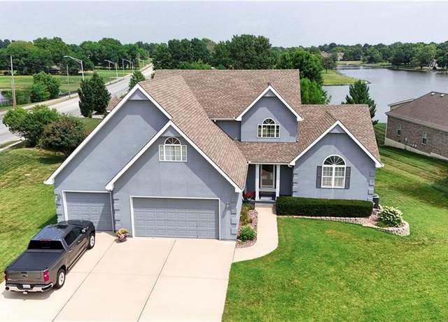 Property at 920 SW Drake Dr, Lee's Summit, MO 64082, 3 beds, 3.5 baths