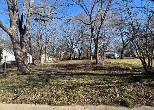 Property at 712 W Charles St, Independence, MO 64055