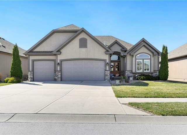 Property at 1699 NE Parkwood Dr, Lee's Summit, MO 64064, 3 beds, 3 baths