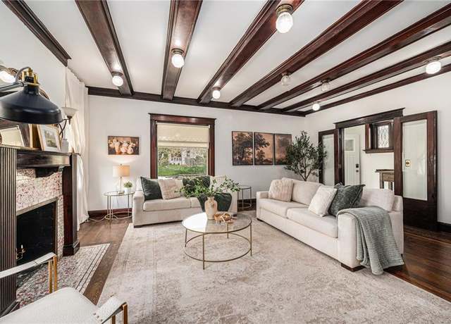 Property at 525 W 38th St, Kansas City, MO 64111, 5 beds, 4.5 baths