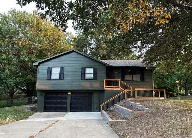 Property at 10 SE 190 Rd, Warrensburg, MO 64093, 4 beds, 3 baths