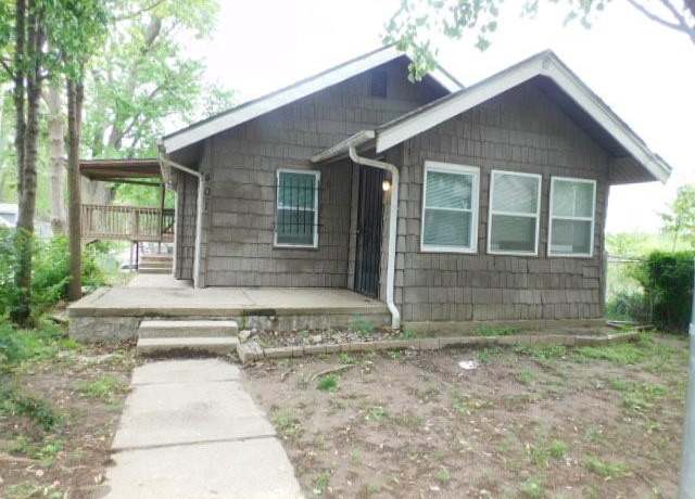 Property at 401 Oakley Ave, Kansas City, MO 64123, 2 beds, 1 bath
