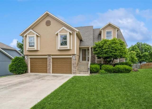 Property at 5309 NE Rainbow Cir, Lee's Summit, MO 64064, 4 beds, 2.5 baths