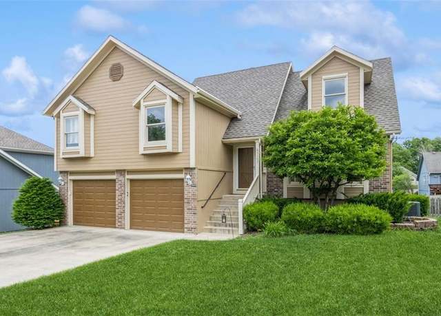 Property at 5309 NE Rainbow Cir, Lee's Summit, MO 64064, 4 beds, 2.5 baths