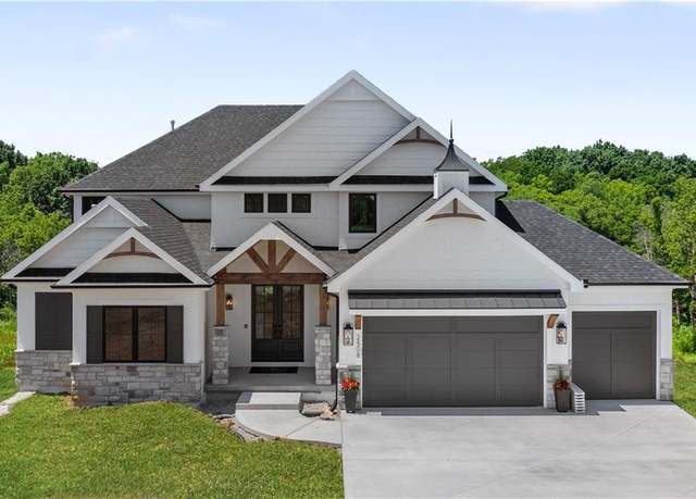Property at 2508 NE Woodland Oak Cir, Lee's Summit, MO 64086, 4 beds, 3.5 baths