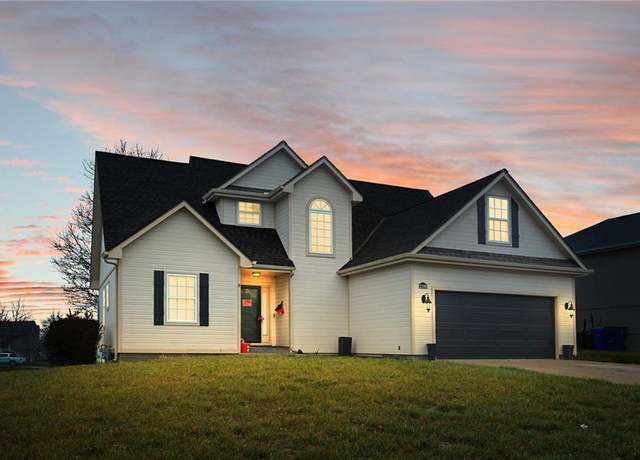 Property at 2100 SE 7th St, Lee's Summit, MO 64063, 4 beds, 2.5 baths