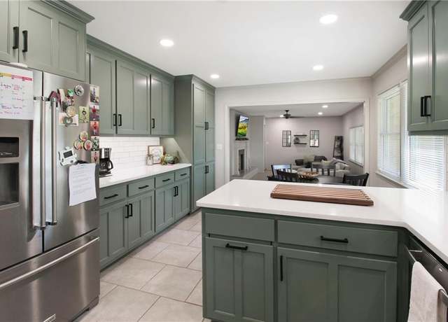 Property at 502 Maple Crest Dr, Parsons, KS 67357, 4 beds, 2.5 baths