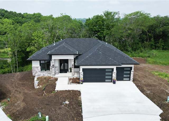 Property at 2504 NE Woodland Oak Cir, Lee's Summit, MO 64086, 4 beds, 3 baths