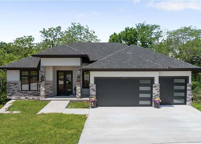 Property at 2504 NE Woodland Oak Cir, Lee's Summit, MO 64086, 4 beds, 3 baths