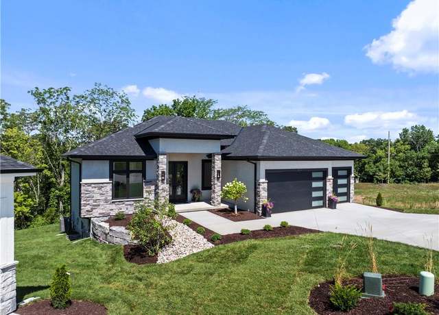 Property at 2504 NE Woodland Oak Cir, Lee's Summit, MO 64086, 4 beds, 3 baths