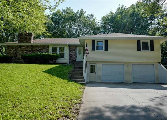 Property at 218 Oak Hill St, Lansing, KS 66043, 4 beds, 2.5 baths