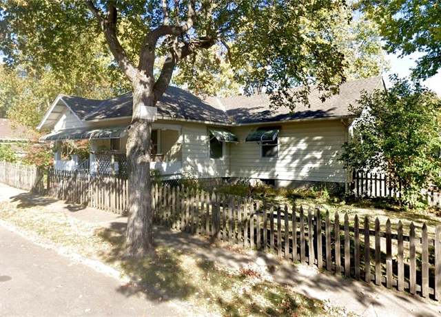 Property at 125 N Leonard St, Liberty, MO 64068, 3 beds, 1.5 baths