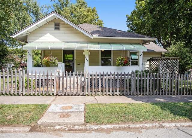 Property at 125 N Leonard St, Liberty, MO 64068, 3 beds, 1.5 baths