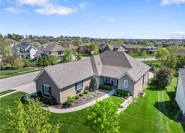 Property at 9501 W 162nd St W, Stilwell, KS 66085, 4 beds, 3 baths