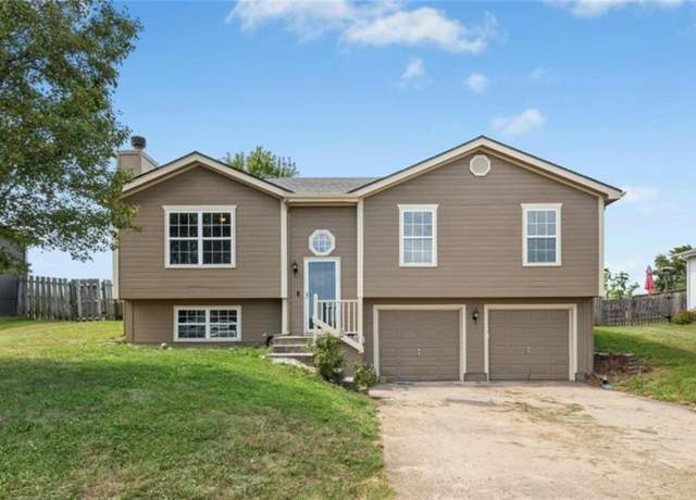 Property at 1911 Chestnut Dr, Pleasant Hill, MO 64080, 4 beds, 3 baths