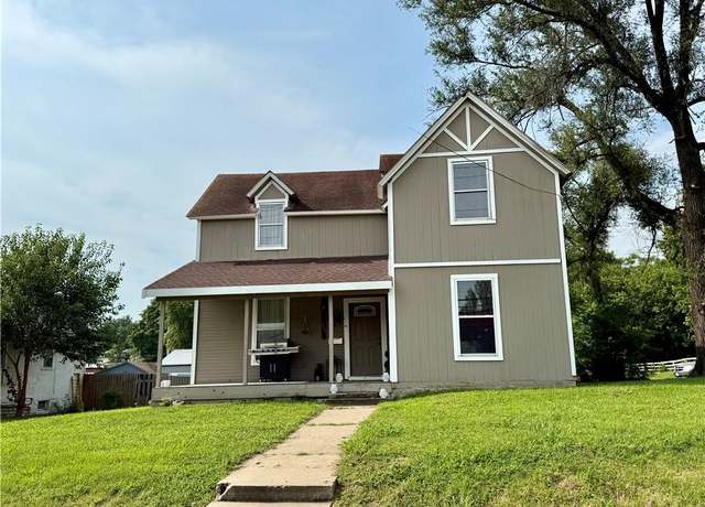 Property at 419 W Main St, Richmond, MO 64085, 5 beds, 3 baths