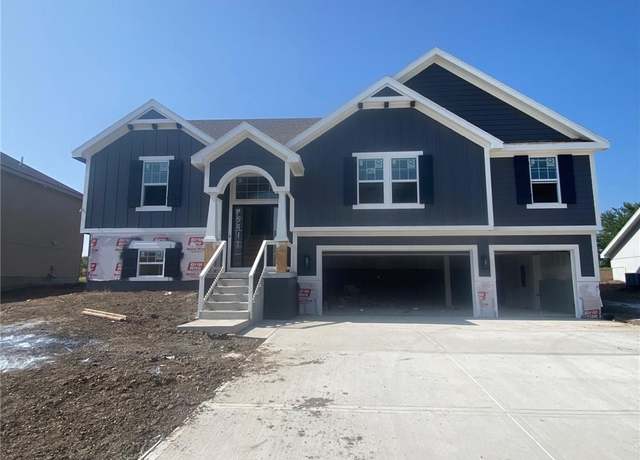 Property at 5911 NE 118th St, Kansas City, MO 64156, 4 beds, 3 baths