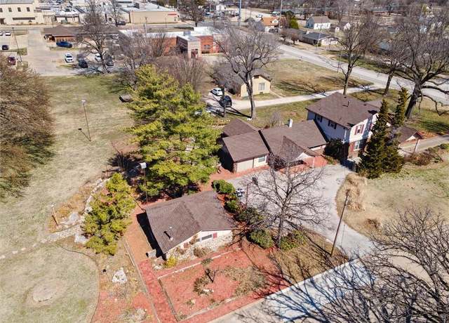 Property at 815 S Plummer Ave, Chanute, KS 66720, 4 beds, 3 baths