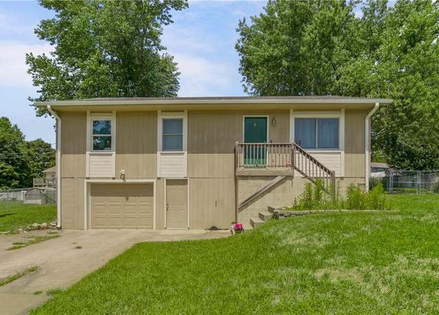 Property at 2004 Parkwood Dr, Harrisonville, MO 64701, 3 beds, 1 bath