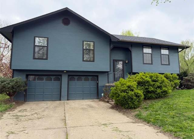 Property at 700 Foster Ln, Warrensburg, MO 64093, 3 beds, 2.5 baths