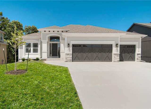 Property at 4818 NE 105th St, Kansas City, MO 64156, 4 beds, 4 baths