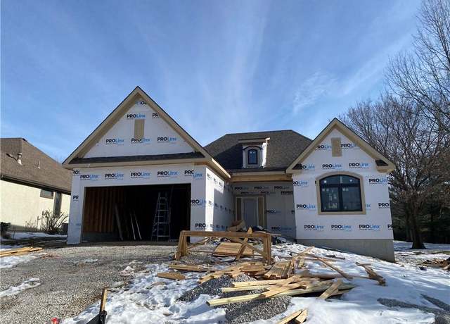 Property at 10001 N Euclid Ave, Kansas City, MO 64155, 4 beds, 4 baths