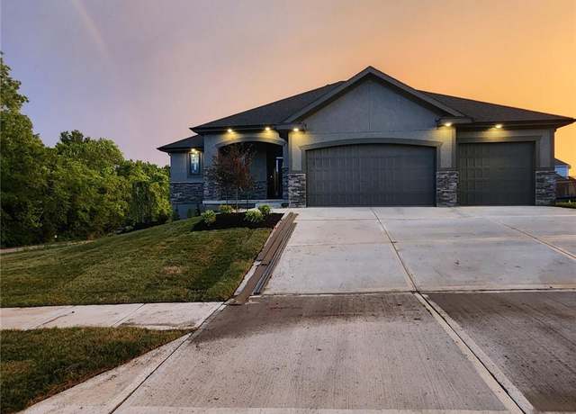 Property at 2704 NE Amanda Ln, Blue Springs, MO 64029, 4 beds, 3.5 baths