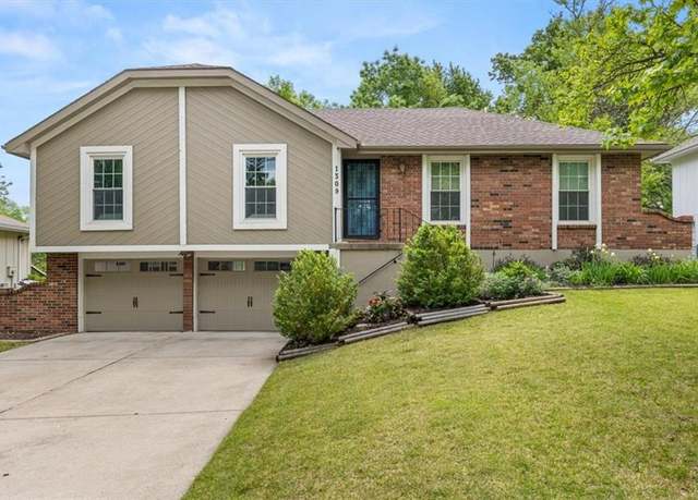 Property at 1309 Walnut St, Lee's Summit, MO 64081, 3 beds, 2.5 baths